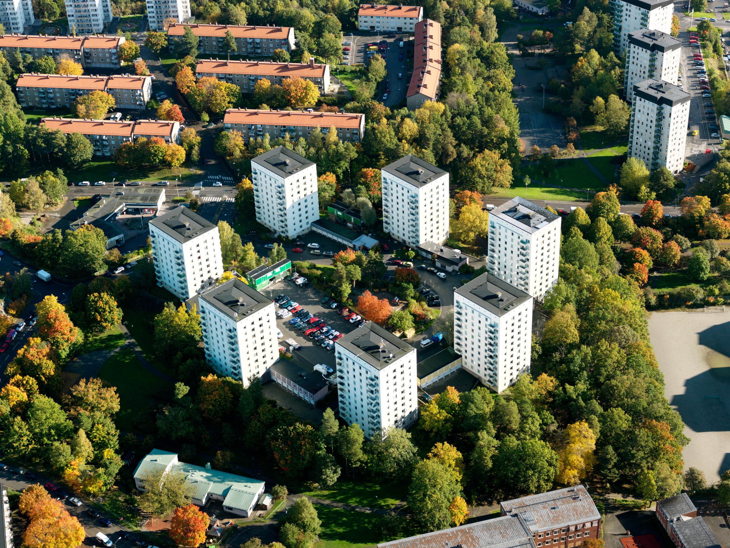 Drönarbild på flerbostadshus